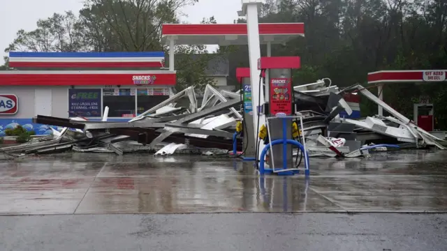 Зруйнована вітром автозаправка