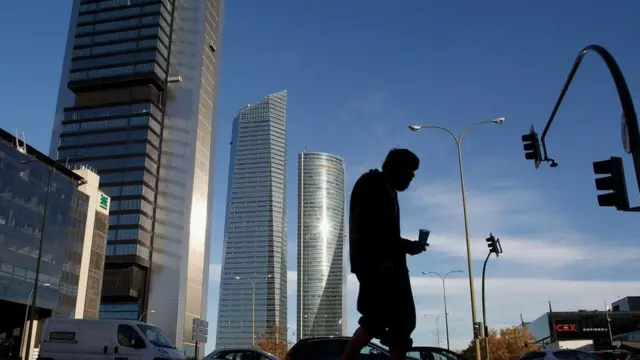 Un hombre pide comida en el distrito financiero de Madrid