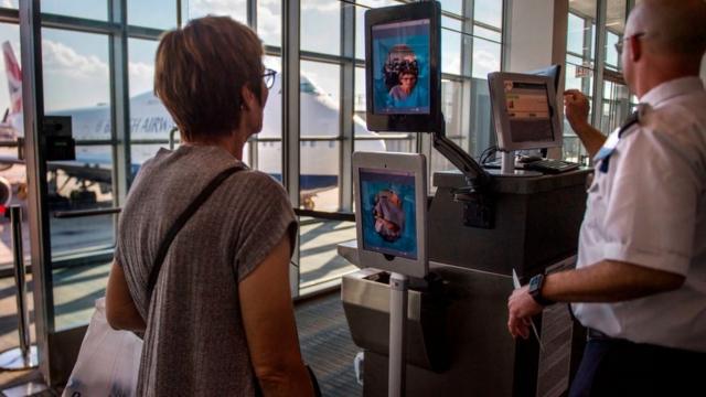 Một người phụ nữ được nhận dạng qua máy quét nhận diện khuôn mặt tại một sân bay ở Dulles, bang Virginia.