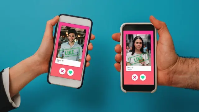 Duas mãos seguram telefones com o Tinder instalado