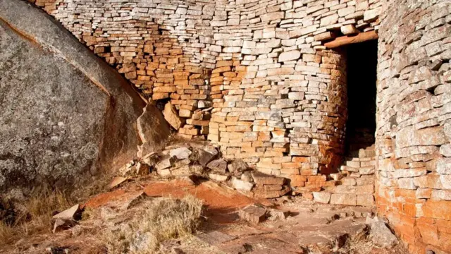 Les murs, qui sont en granit, sont empilés avec précision et n'utilisent pas de mortier pour les maintenir en place.