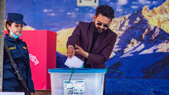 मतदान गर्दै बालेन्द्र साह।