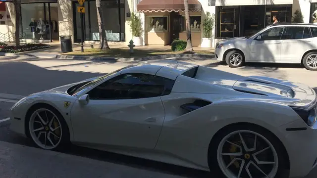 Carro esportivo branco na avenida Worth, Palm Beach