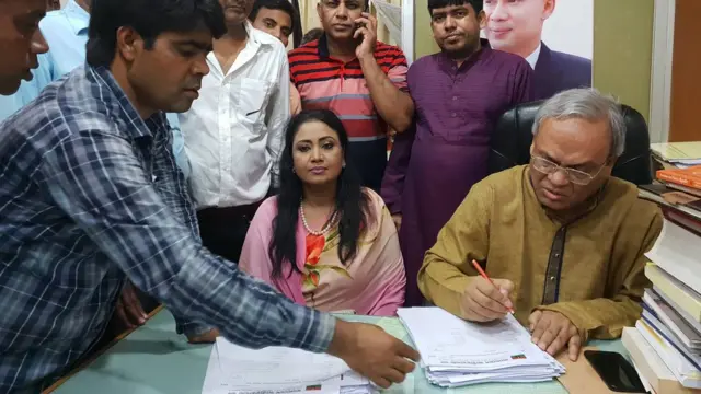 মনোনয়নপত্র সই করছেন দলের সিনিয়র যুগ্ম মহাসচিব রুহুল কবির রিজভী।