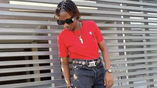 Personne portant un haut rouge