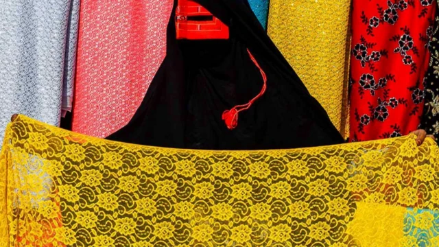 मास्क पहनी हुइ एक ईरानी बंदारी महिला