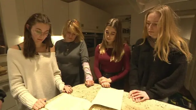 De gauche à droite, Ellie Welling, Carole Gould, Tilda, et Harriet