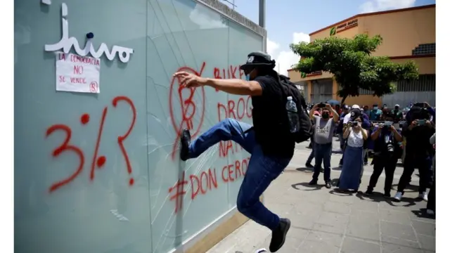 La mayoría de jóvenes del país rechaza la gestión de Bukele.