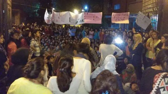 जेएनयू के प्रोफेसर के खिलाफ प्रदर्शन करते छात्र