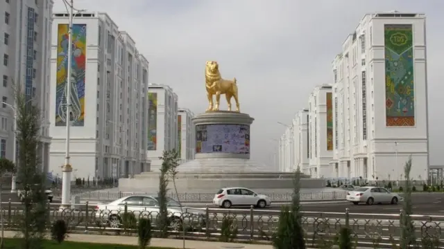 Patung anjing Alabay, Turkmenistan