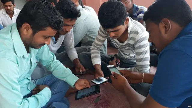 मोहनाळ येथील तरुण मतदार