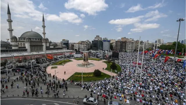তাকসিম চত্বর ধর্ম নিরপেক্ষ তুরষ্কের অন্যতম স্মারক হিসেবে বিবেচিত হয়