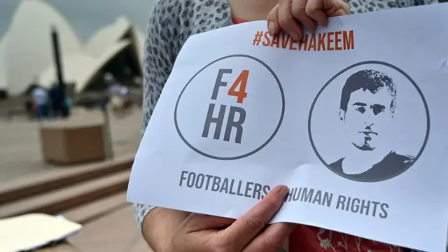 กลุ่มพิทักษ์สิทธิมนุษยชนแสดงแผ่นป้ายประท้วงด้านหน้าโอเปร่าเฮาส์ในนครซิดนีย์ เรียกร้องให้ทางการไทยปล่อยตัวนายฮาคีม ซึ่งถูกควบคุมตัวมาตั้งแต่ 27 พ.ย. ปีที่ผ่านมา