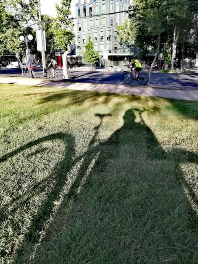 Sombra de hombre y bicicleta.
