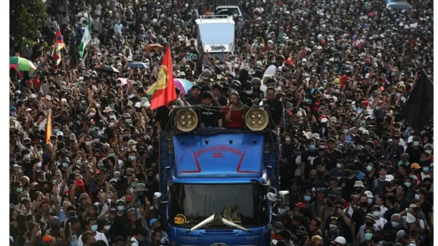 ภาพการประท้วง ที่มีเพนกวินและรุ้ง