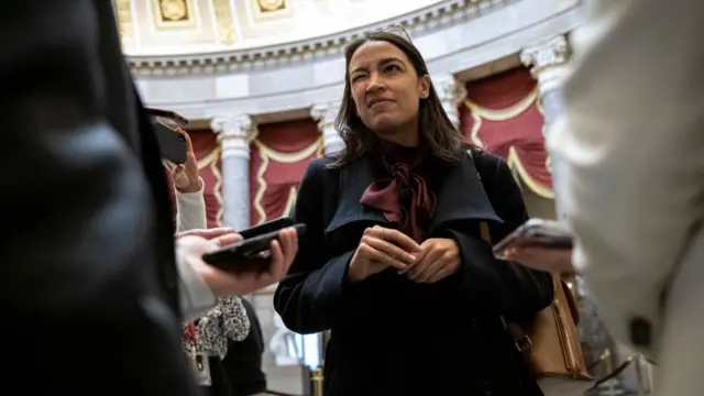 'Yar majalisa Alexandria Ocasio-Cortez daga New York na yi wa 'yan jarida bayani kafin zaman majalisar