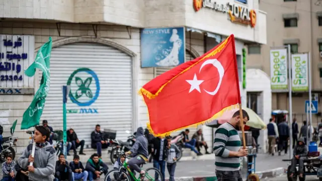 16 Aralık 2018'de Hamas'ın kuruluşunun 31'inci yıl dönümü sebebiyle Gazze'de düzenlenen mitingte Türkiye bayrağı tutan bir kişi.