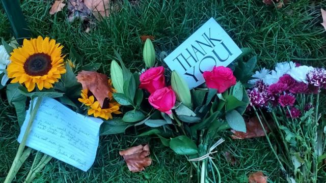 Cartas e flores deixadas no Green Park