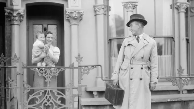 Мужчина уходит на работу