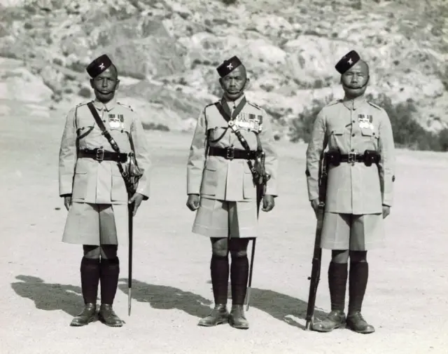 मनिराज गुरुङ (बीचमा)