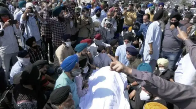 మృతదేహంతో నిరసనలు