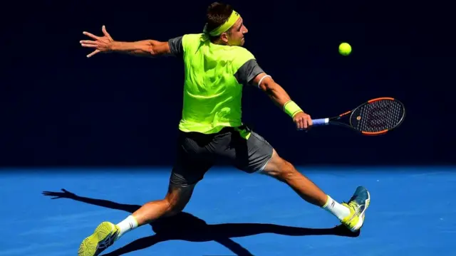 Теннис Сандгрен - американский спортсмен, который, как вы уже догадались, играет в теннис