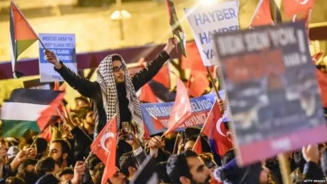 ट्रंप के फ़ैसले के ख़िलाफ़ प्रदर्शन करते लोग