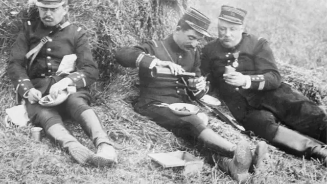 askerler yemek yerken