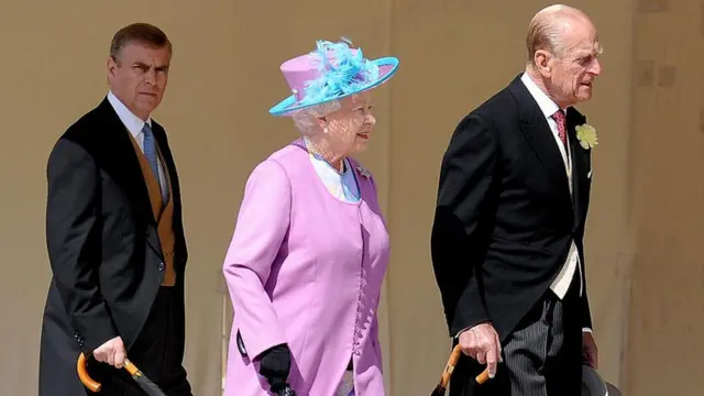 Andrew ao ladobetspeed patrocinioseus pais, a rainha Elizabeth e príncipe Philip