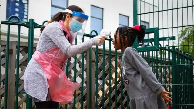 اندازهگیری دیجیتال دمای بدن دانشآموزان مدارس