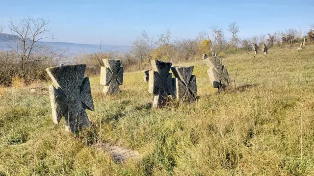 Хрести на цвинтарі у селі Буша, Вінницька область