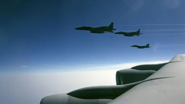 ဗုံးကြဲလေယာဉ်တွေ ဆက်လက်ပျံသန်းနိုင်ရေး အမေရိကန်လောင်စာဖြည့်တင်းရေးလေယာဉ်တွေ အရေးပါတဲ့ ကဏ္ဍကပါဝင်နေပါတယ်။