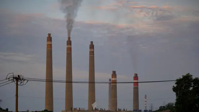 Asap pembuangan dari PLTU Suralaya, Banten. 