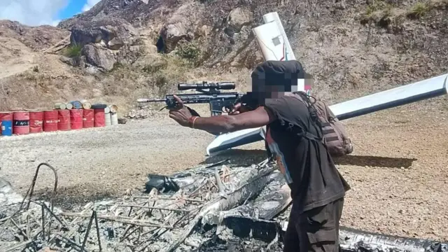 Pasukan TPNPB Kodap XVI Yahukimo berfoto depan pesawat AMA PK RCY yang dibakar di Lapter Balinggama.