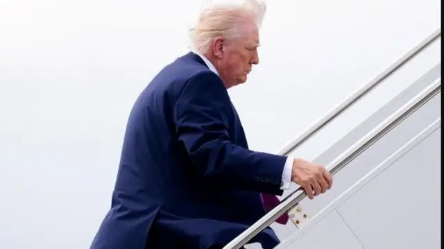 ترامب يرتقي سلّم طائرة