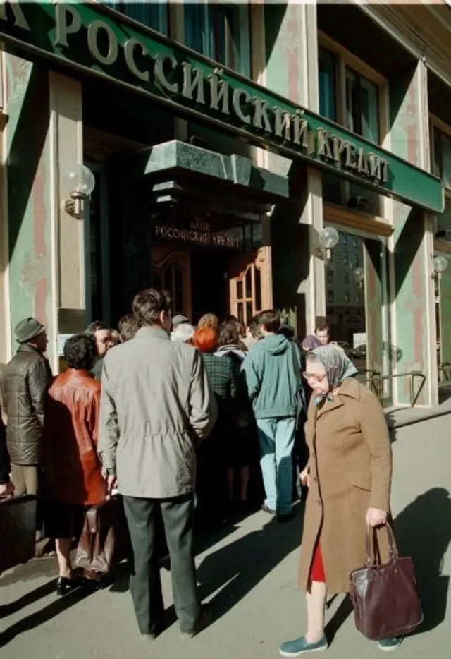 Черга до банку у Москві у вересні 1998 після "чорного серпня", коли Росія відмовилася гасити свої державні облігації