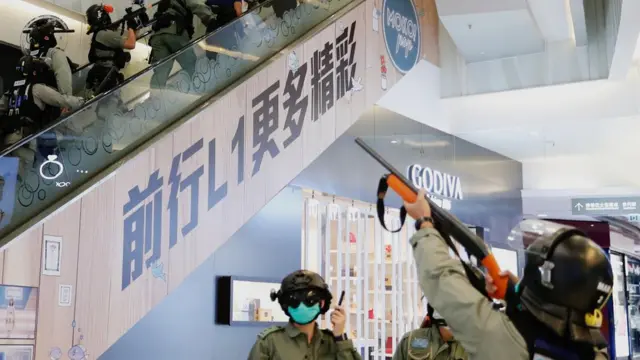 旺角商场内，警员多次举起胡椒枪示警。
