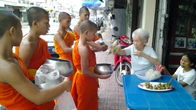 คุณยายกิมหลั่นตักบาตร