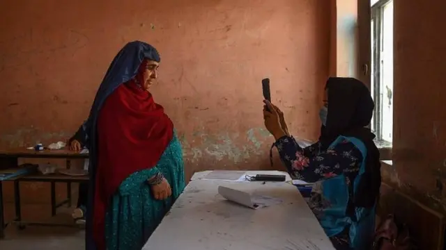 부정투표를 예방하기 위해 아프간 정부는 생체 정보 기기를 도입했다