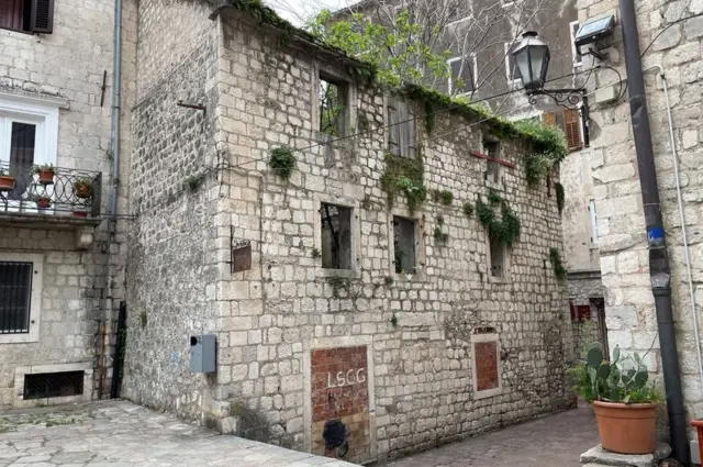 Neobnovljena zgrada u Kotoru