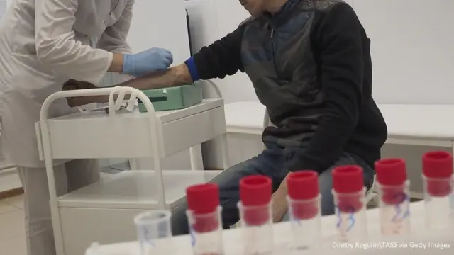 Қон анализи топшираётган мигрант