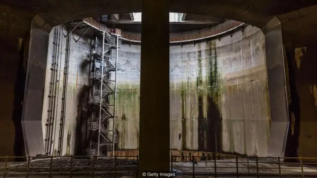 Pompa di Saluran Pembuangan bisa mengosongkan kolam renang 25m dalam kurang dari tiga detik.