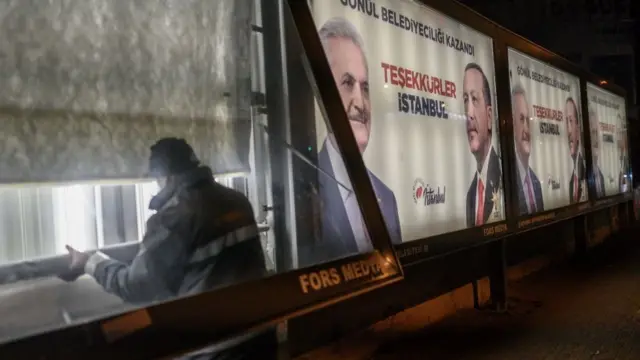 akp reklamı asılı reklam panoları
