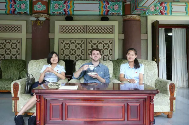 Giờ nghỉ uống trà tại ngôi nhà "Tình hữu nghị quốc tế"