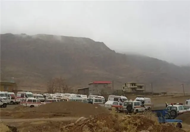 Спасатели собираются близ места крушения самолета