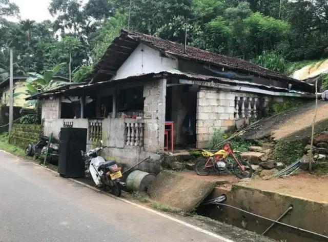 තරුෂිගේ නිවස වටා ඇති යන්ත්‍ර කොටස් සහ විද්‍යුත් උපාංග