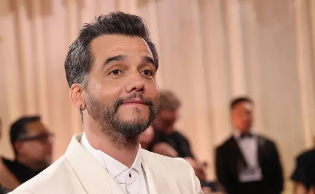 Wagner Moura no tapete vermelho do Globo de Ouro