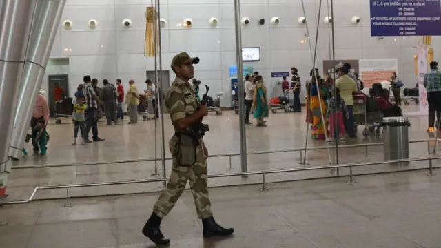 એરપોર્ટ પર સુરક્ષા જવાન
