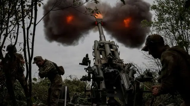 Binh sĩ Ukraine bắn pháo từ khẩu M777 Howitzer ở tiền tuyến