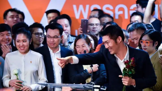 แกนนำพรรคอนาคตใหม่ถูกตัดสิทธิการเมือง 10 ปีตามคำวินิจฉัยศาลรัฐธรรมนูญ ทำให้พวกเขาผันตัวไปเล่นการเมืองภาคประชาชนในนามคณะก้าวหน้า